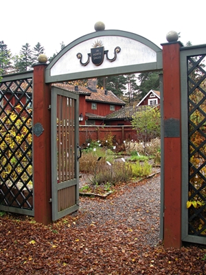 Ingången till örtagården.JPG