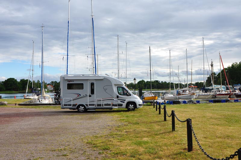 Stellplatz im kleinen Yachthafen Ekenäs an der Ostküste
