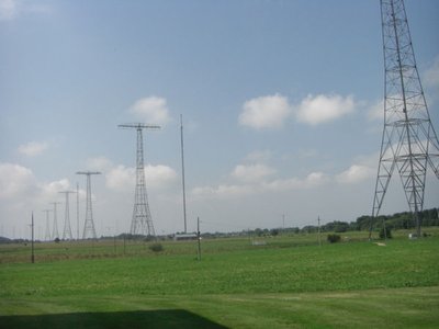 6 Antennenmasten je 127 hoch und 46 m breit