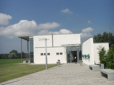neues Empfangsgebäude mit Cafeteria, Kino und Schulungszentrum