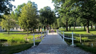 Rechts der Brücke schiffbar, nach links nicht.